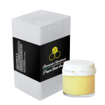 un contenitore bianco con una sostanza gialla al suo interno