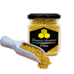 un barattolo pieno di mais giallo accanto a un cucchiaio